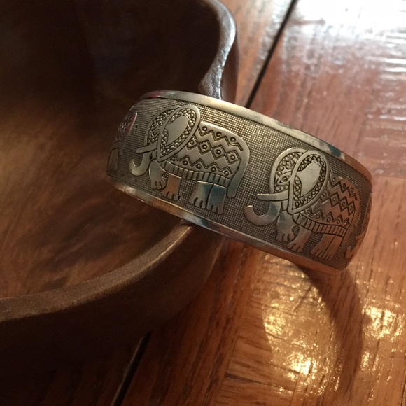 ⛸TRADED⛸Vintage Tibetan Silver elephant cuff bracelet - Picture 8 of 13